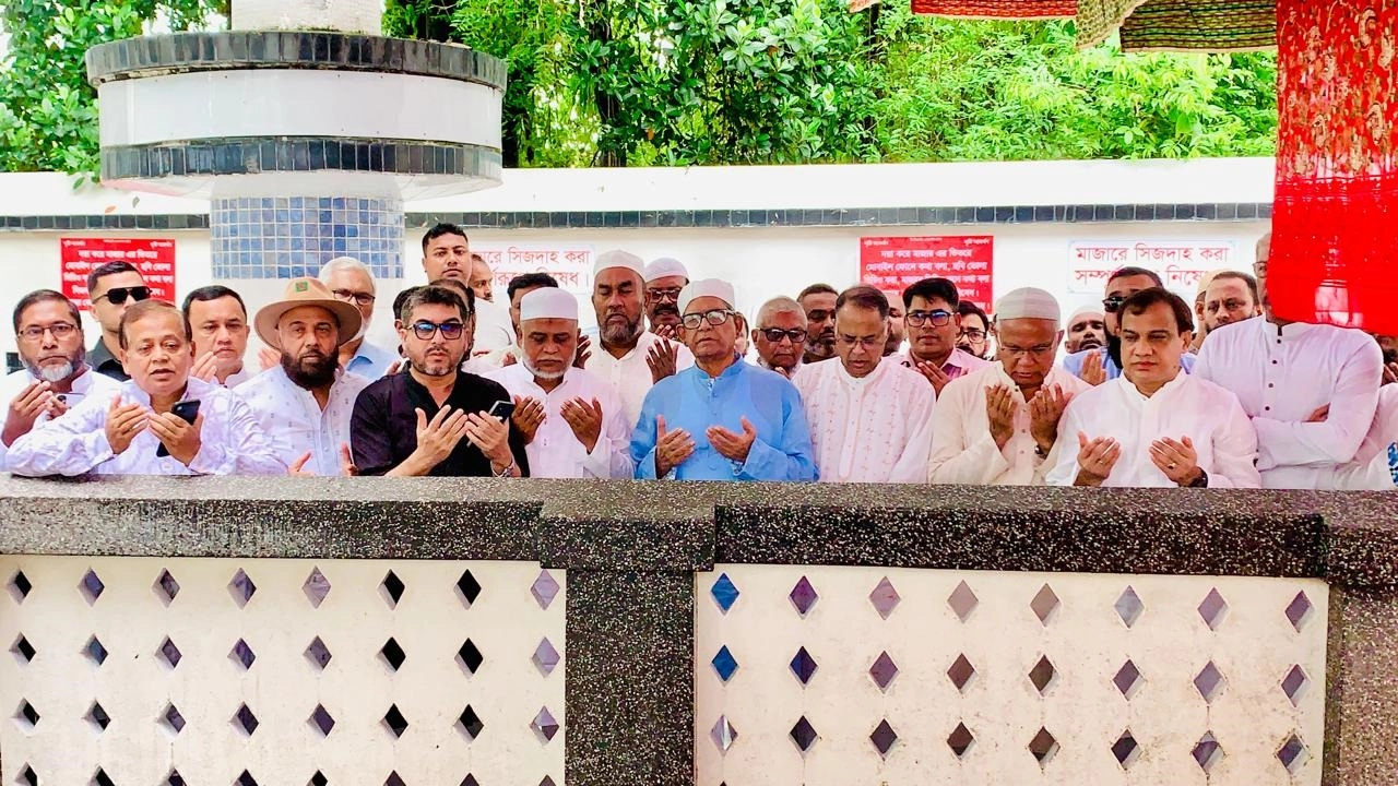 হজরত শাহজালাল (র.)-এর মাজার জিয়ারত করলেন মির্জা ফখরুল