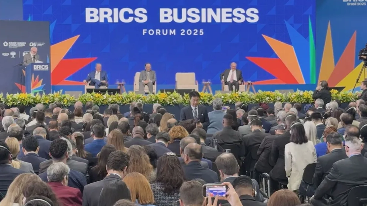 ব্রিকসের দেশগুলোর ওপর আরও ১০ শতাংশ শুল্কের হুমকি